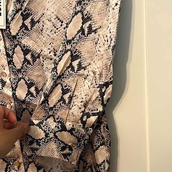 L’AGENCE Silk Snakeskin Blouse - size XS - Light Pink gently worn - Picture 6 of 7